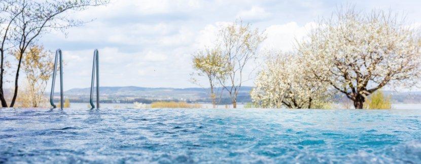 Foto: Hirschen Horn - Infinity-Pool mit traumhaftem Panorama-Blick