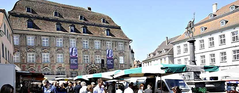 Foto: Lindauer Marktplatz mit Stadtmuseum im „Haus zum Cavazzen” Foto: Lindauer Marktplatz mit Stadtmuseum im „Haus zum Cavazzen”