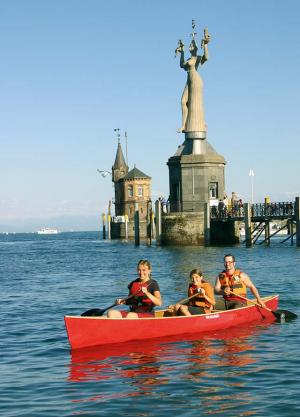 Foto: LaCanoa - Kanufahrer vor der Imperia in Konstanz